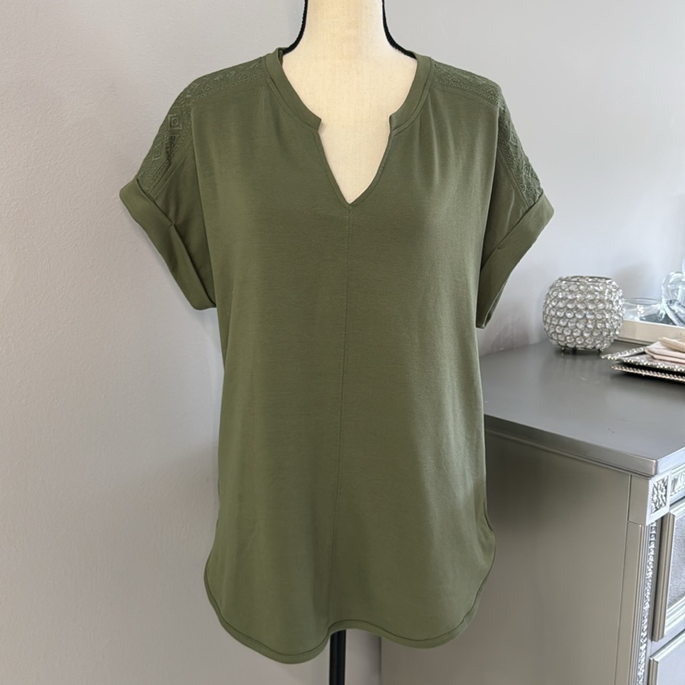 Cupio Olive Green V Neck Embroidered Tee.  Sz XL